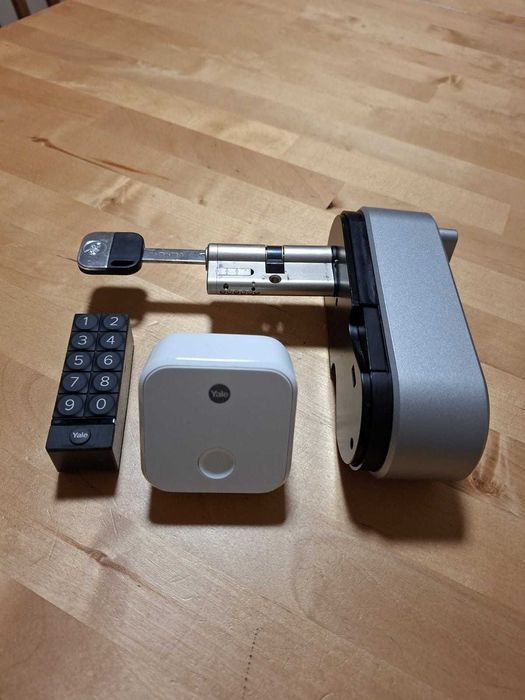 Încuietoarea usa metalica inteligentă Yale Linus