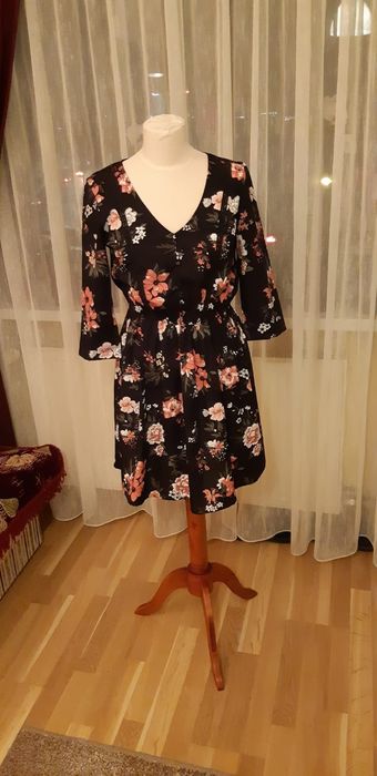 Vand rochii de ocazie sau casual, preturi si descriere la fiecare