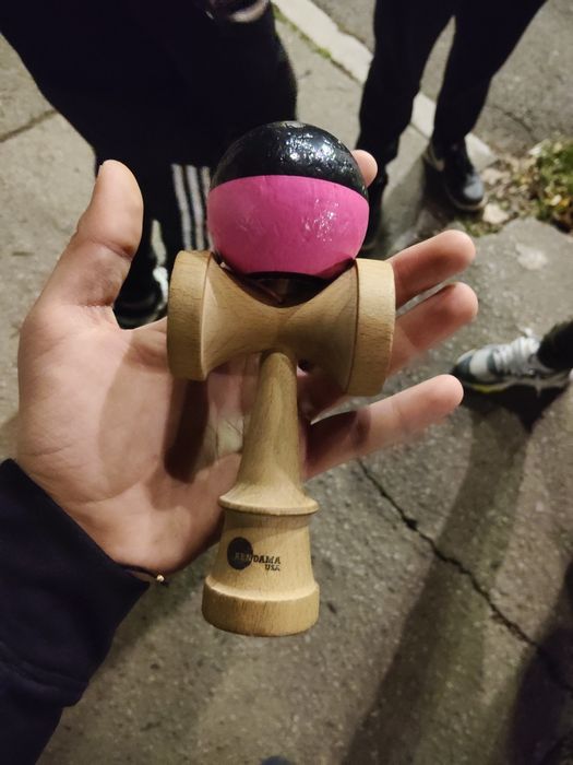 kendama usa kaizen dau și cutie plus ața de rezerva și stickere