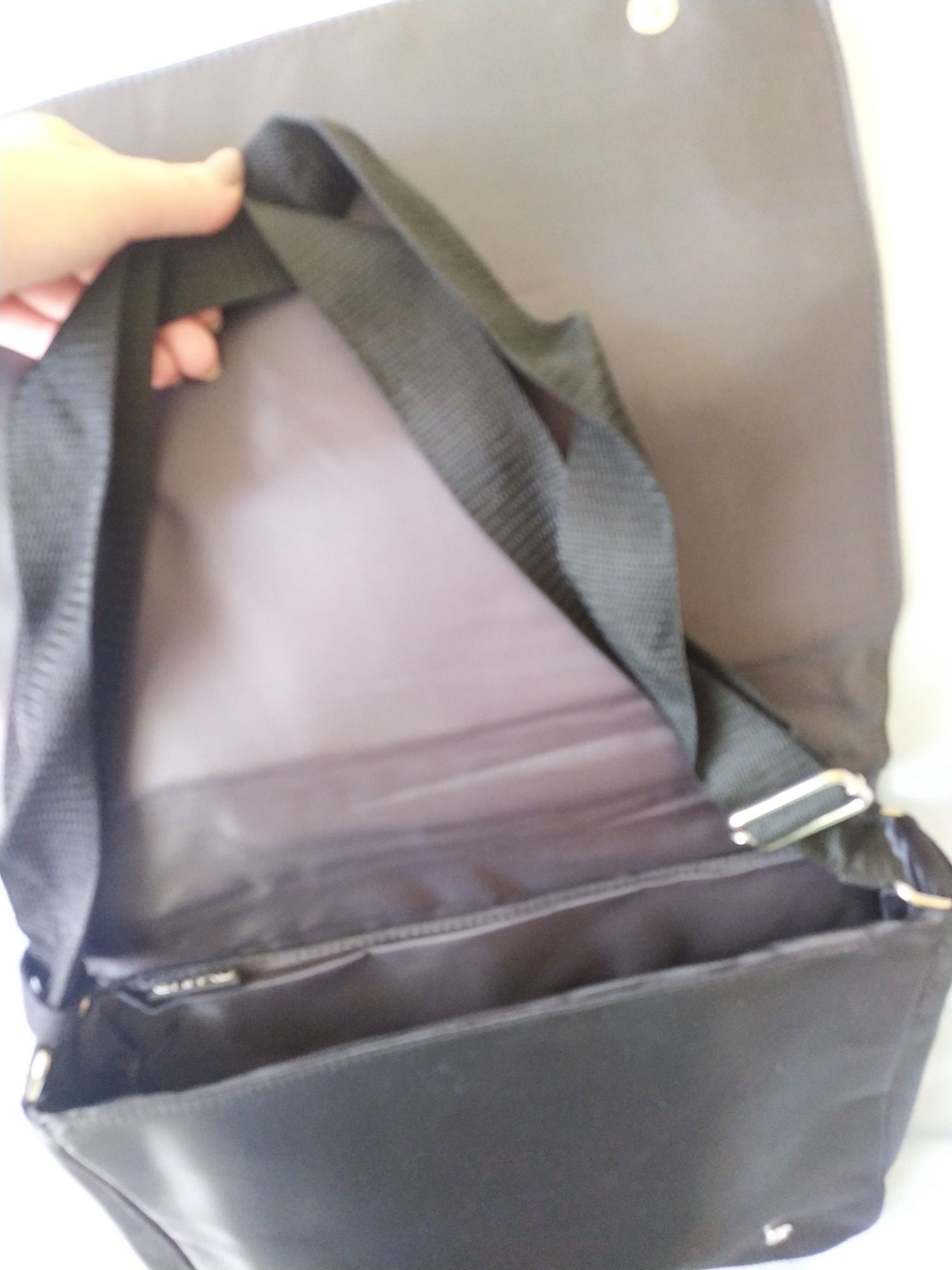 Set 1 geanta laptop + o geantă mai mică