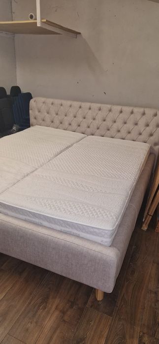 Pat de 180x200 cm din catifea