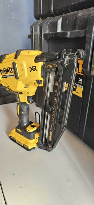 Pistol cuie Dewalt DCN 660