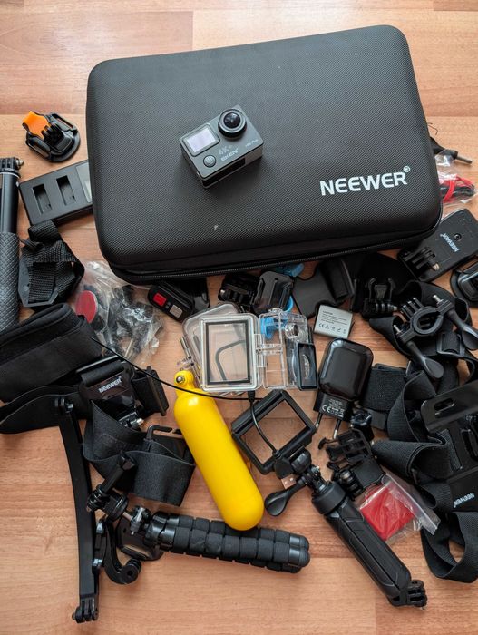 Mystery box, o cameră de filmat și accesorii