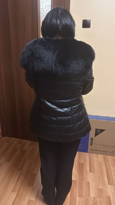 Vând haina de piele naturală