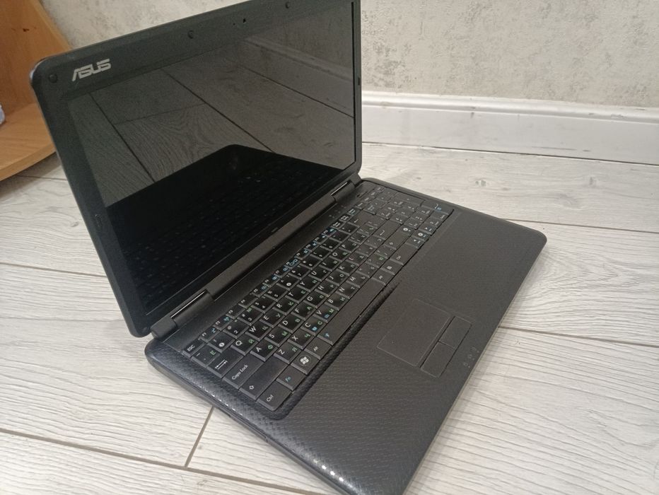 Ноутбук Asus в рабочем состоянии.