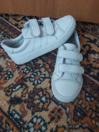 Белые  кроссовки