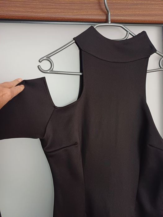 Rochie cu umerii goi