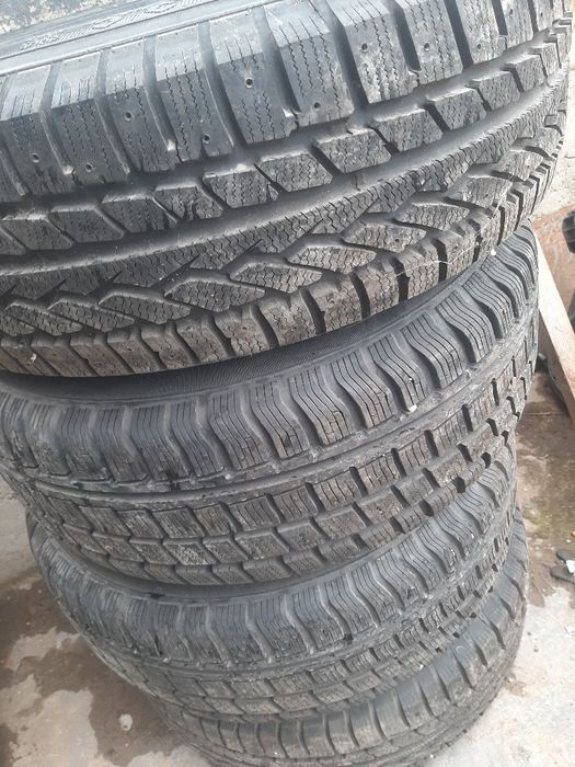 Jante cu cauciucuri de iarna de jeep 235 70 r16