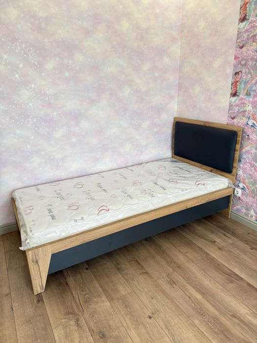 Новая кровать с матрасом