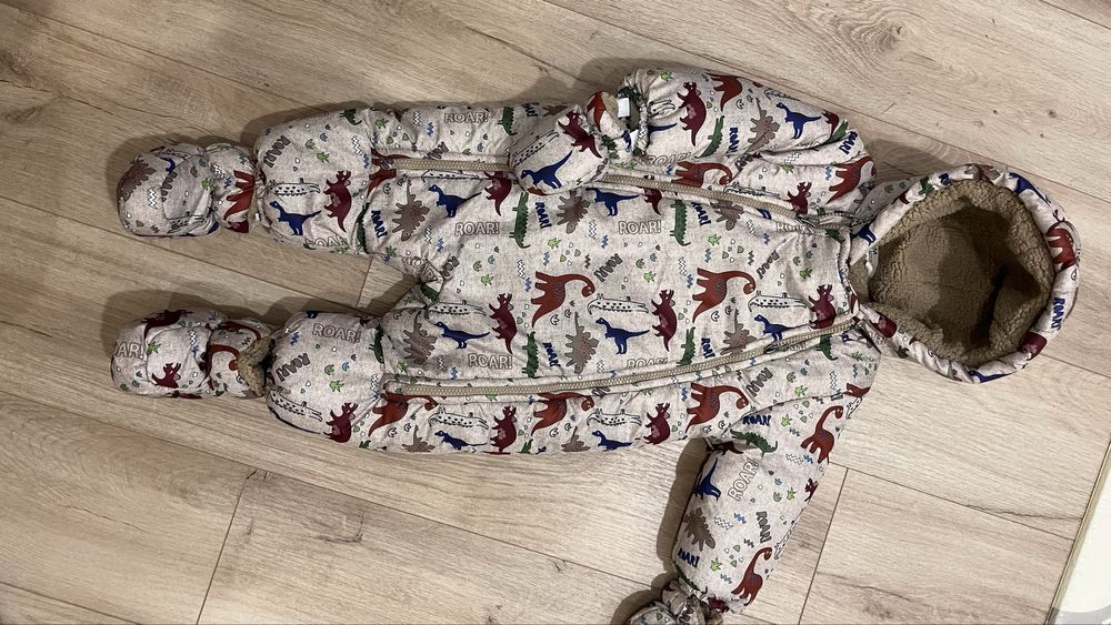 Космонавт на динозаври