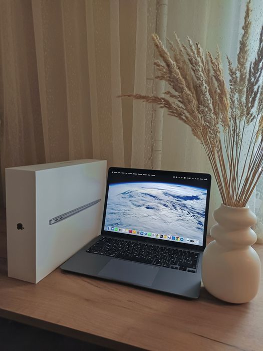 Продам MacBook Air 2020