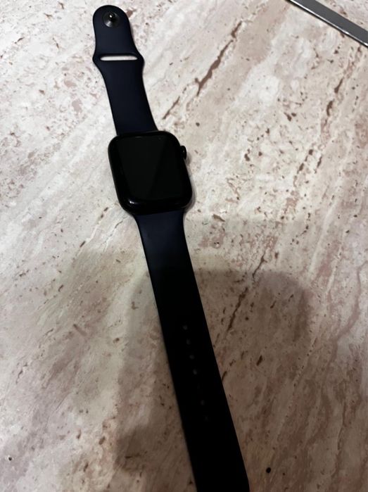 Часы епл вотч 8 серия в отличном состоярии полносьб работает