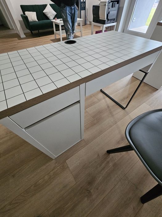 Birou Ikea cu spatii de depozitare