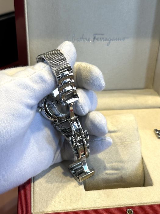 Луксозен дамски часовник  Salvatore Ferragamo НАМАЛЕН