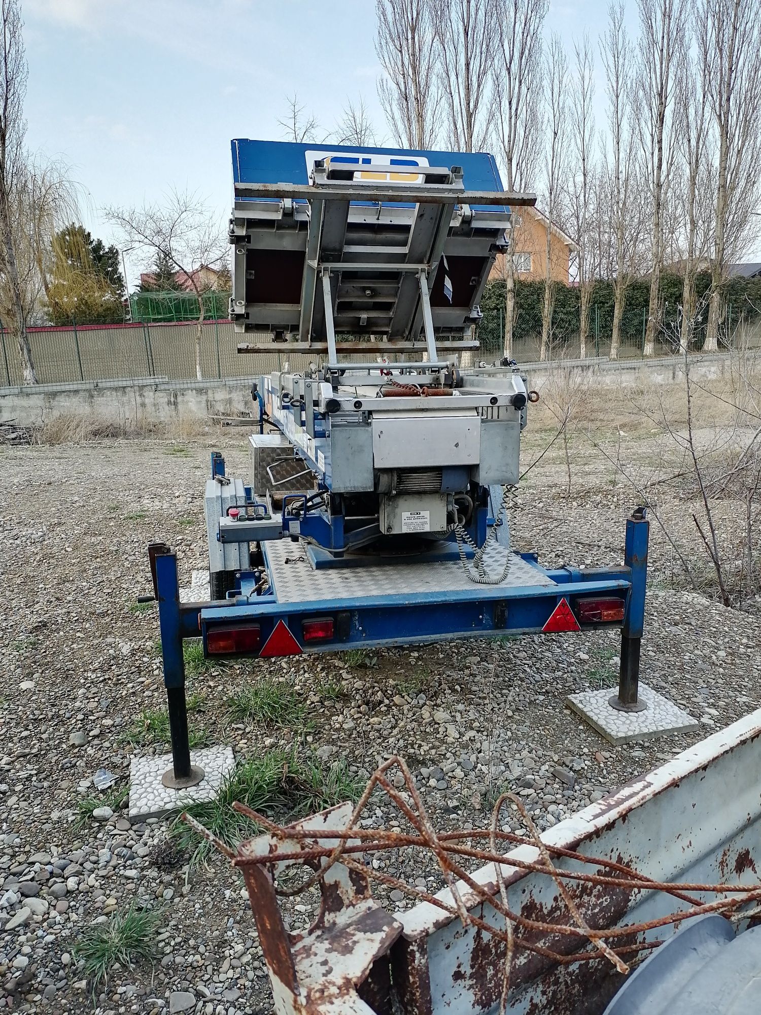 Vând lift materiale