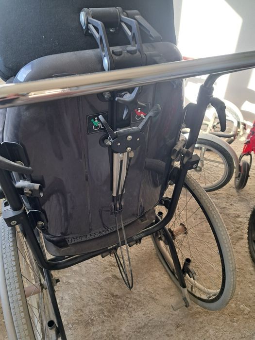 Vând scaun rulant pentru persoanele cu handicap