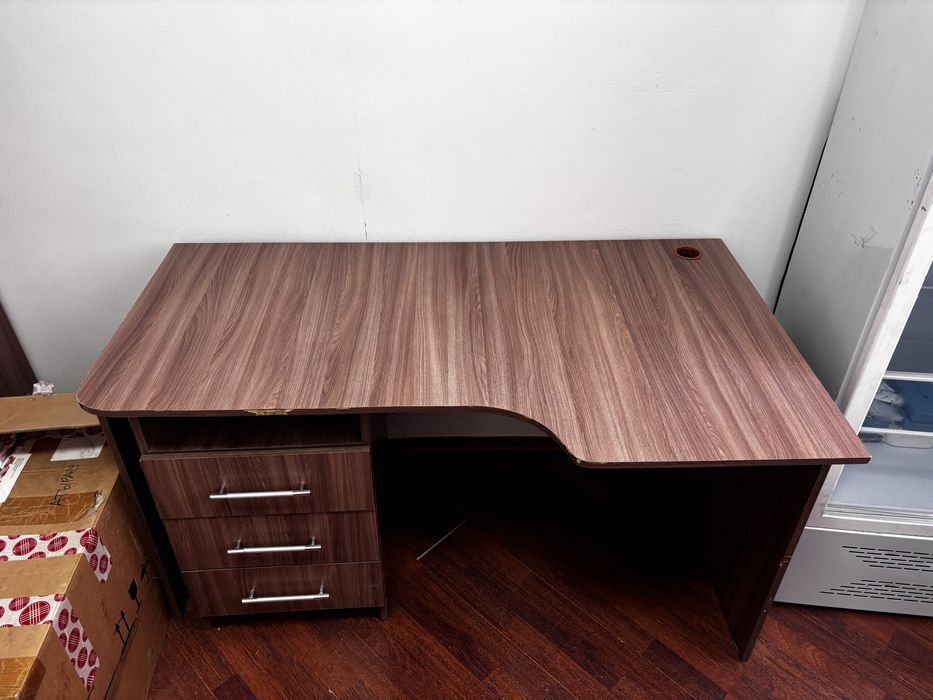 Стол с тумбочкой