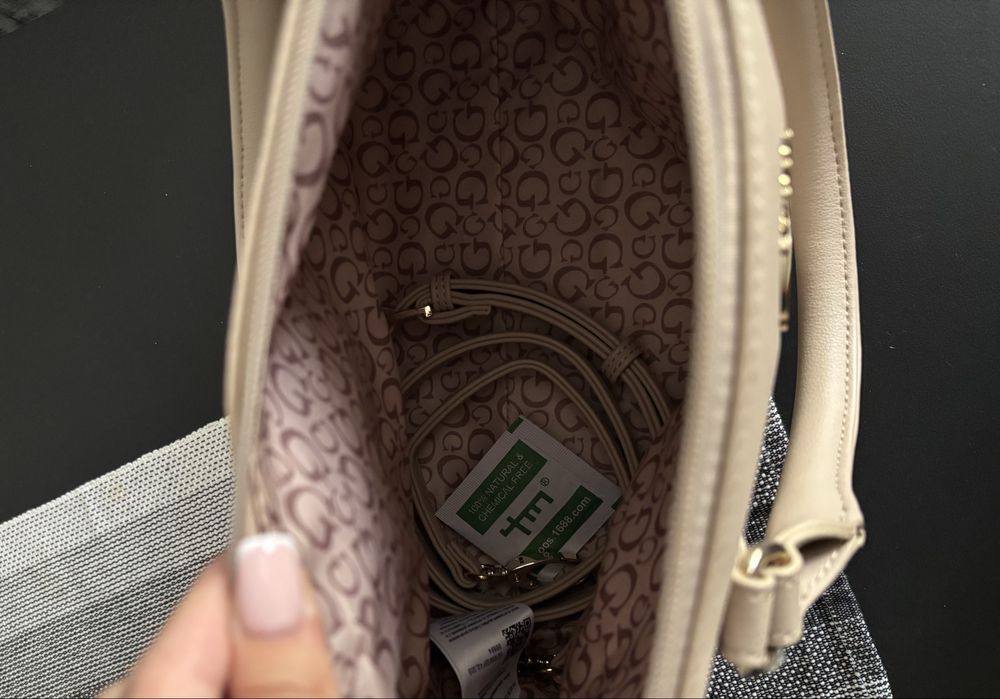 Чисто нова оригинална чанта Guess