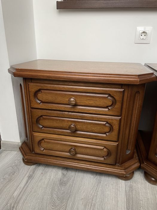 Дървени нощни шкафчета