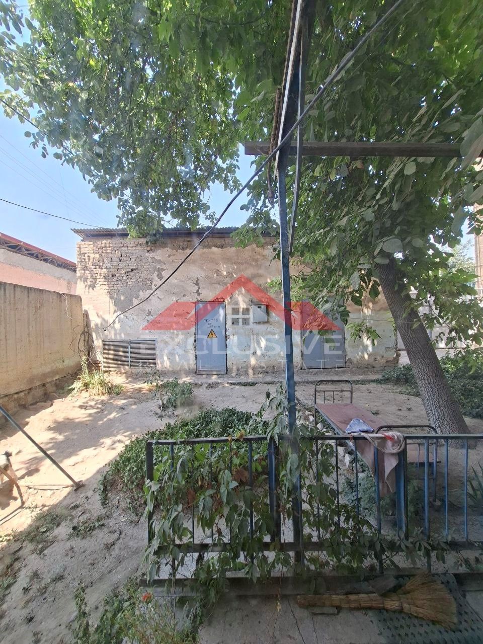 Продается двухкомнатная квартира 1 этаж имеется закрытый дворик