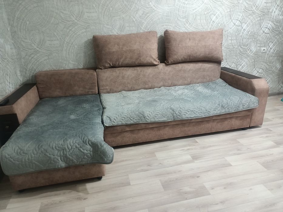 Продаем  два дивана