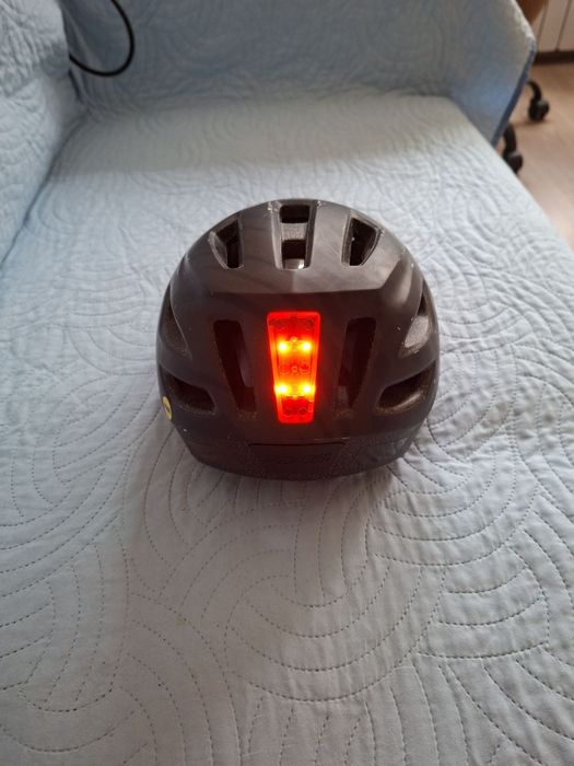 Продавам каска specialized shuffle LED SB MIPS SMK