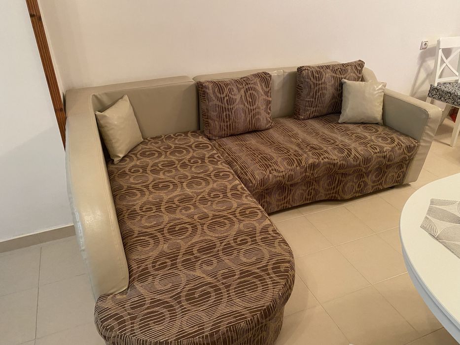 Диван с лежанка за ъгъл