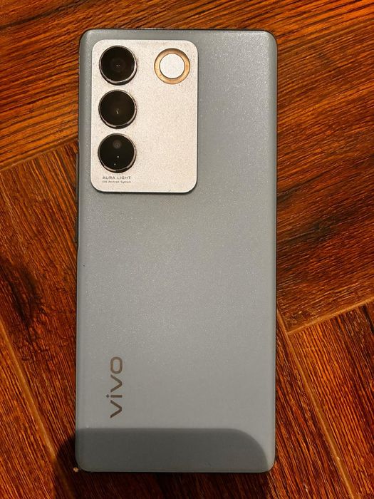 Продам Vivo v27.