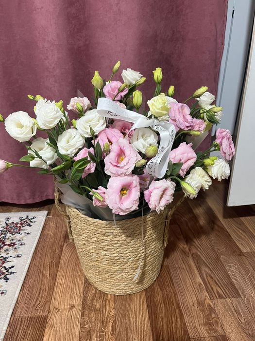 Красивый букет цветов.Мягкие игрушки из автомата в подарок (сами выбе)