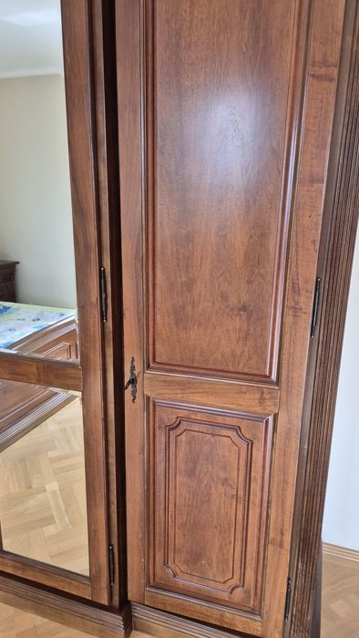Vand mobilier lemn masiv. Dulap 5 usi.
