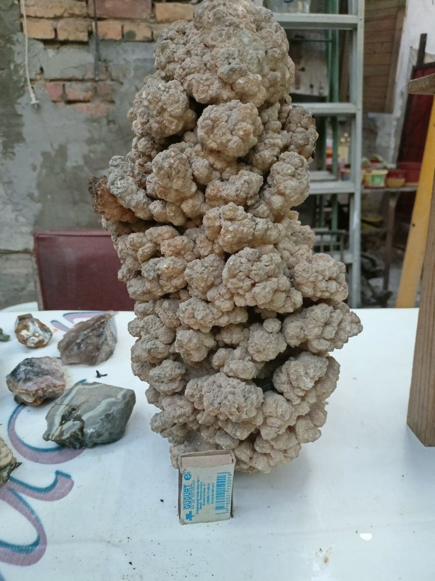 Образцы цветных камней и  минералов.