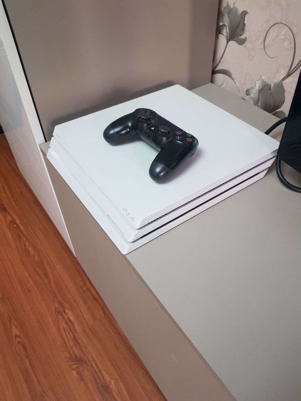 PS4 pro белого цвета 1 TB