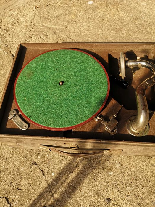 Стар грамофон с манивела и плоча