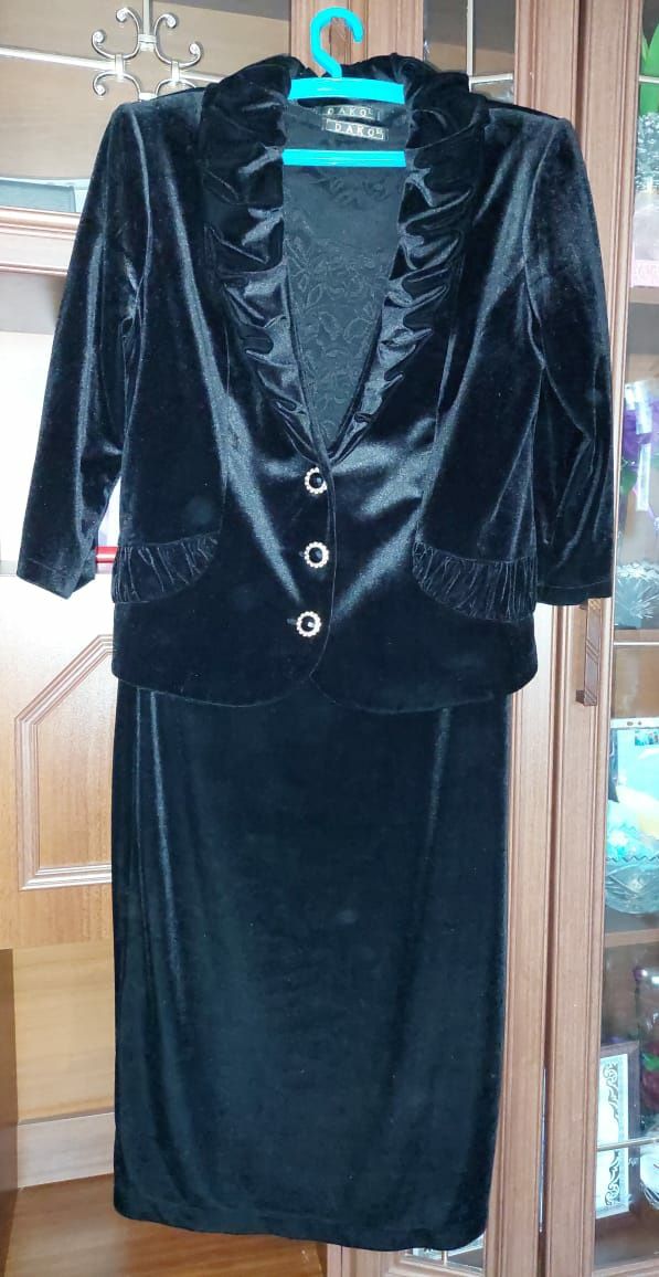 Продам женское платье чёрное велюровое с пиджаком
