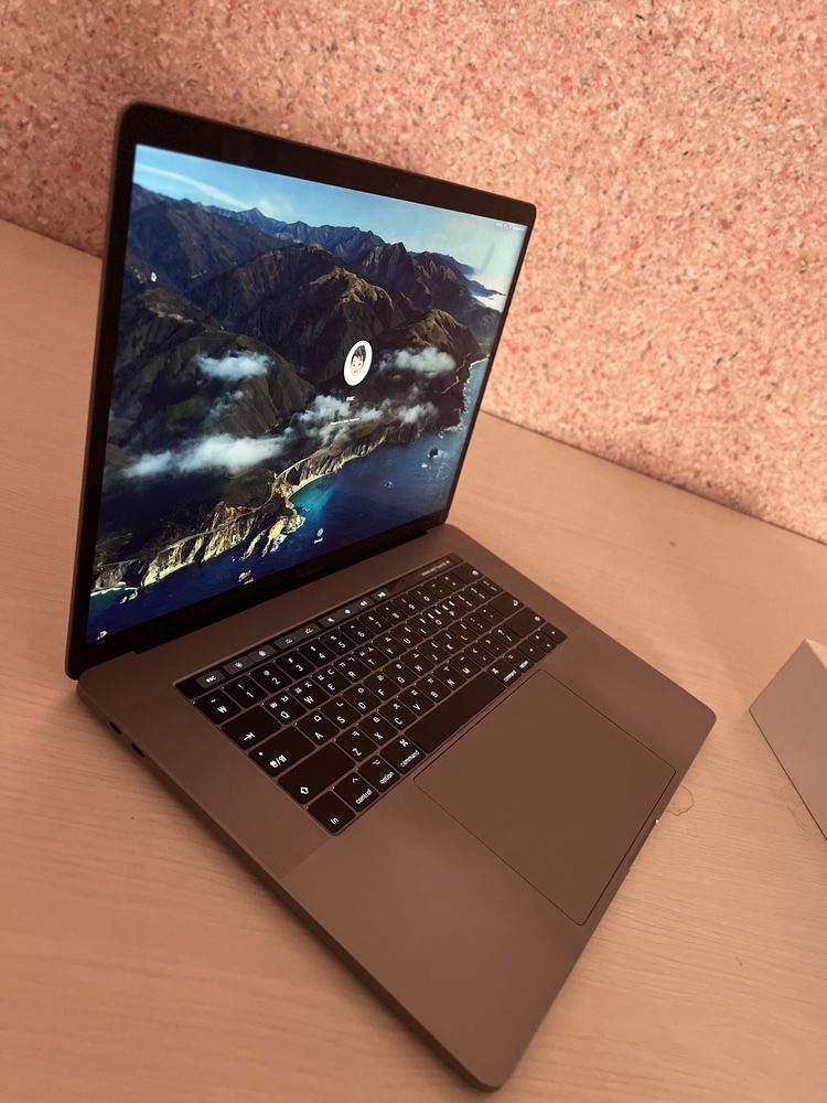 Macbook pro 2017 i7 16/256 kareadan kelgan