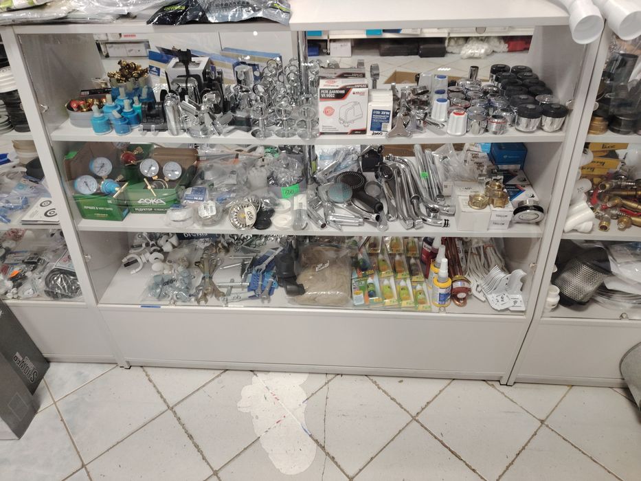 Продам 2 витрины оденаковые со стеклом