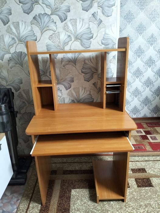 Продам компьютерный стол. В отличном состоянии.