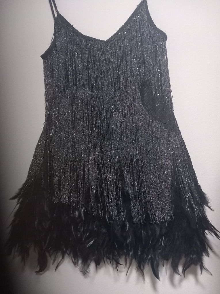 Rochie cu pene si franjuri stralucitori