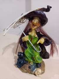 Фигурка (статуетка) на Вещица (Баба Яга) с черен котарак и чадърче