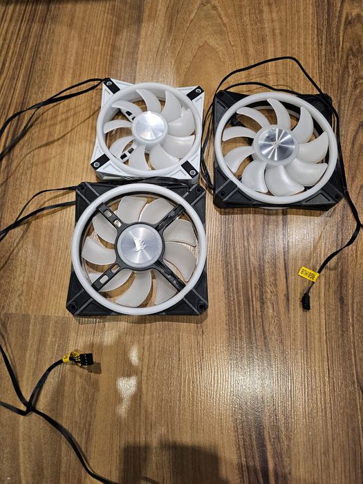 Продавам комплект от 3 броя Corsair iCUE QL RGB