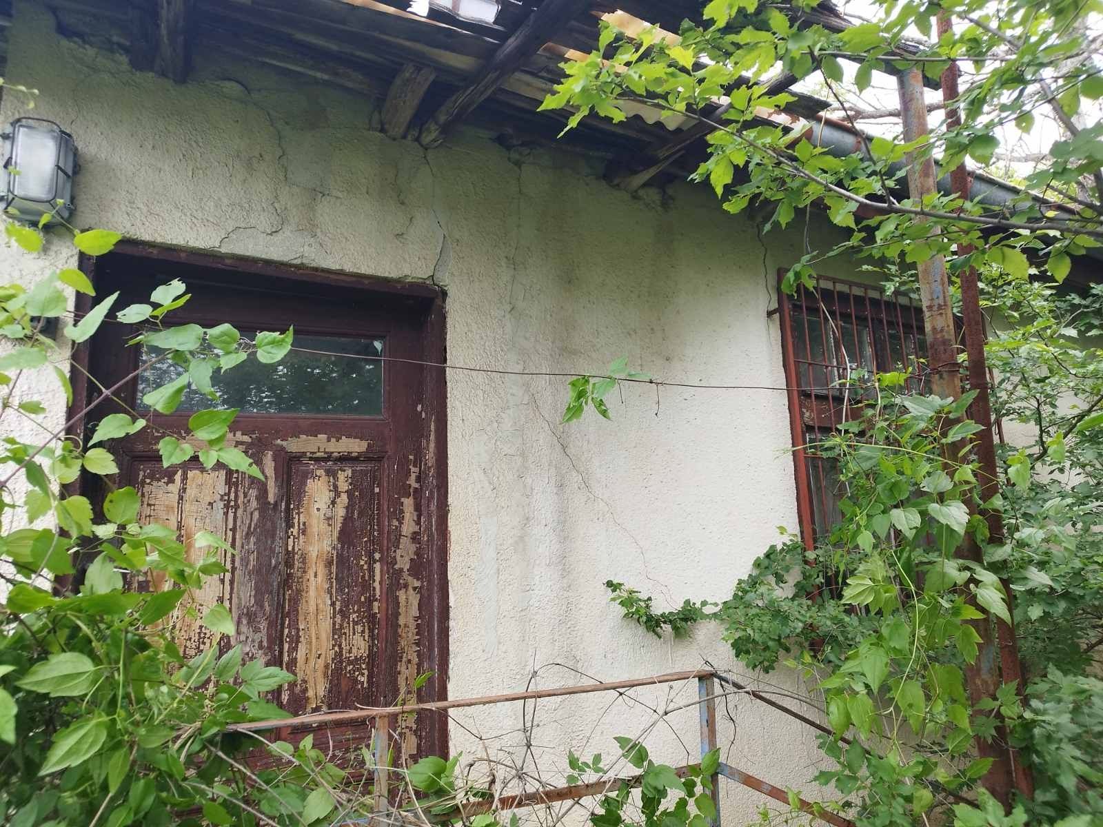 Продавам къща с дворно място с УПИ на 7ми км