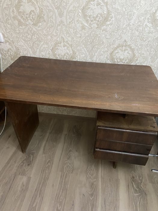 Письменный стол из массива дерева