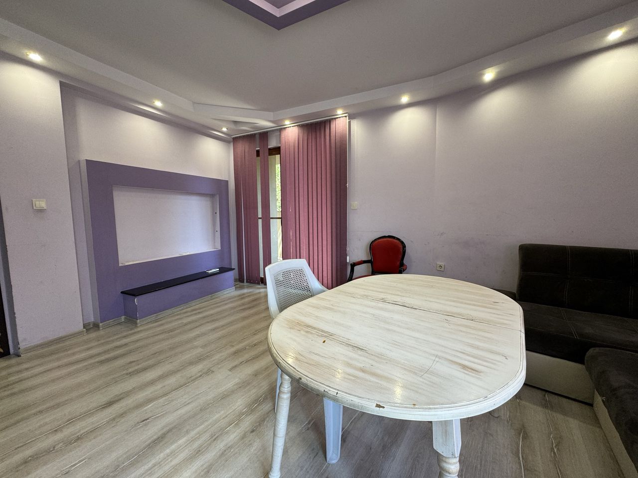 Продава се Тристаен апартамент в Асеновград - 100 кв.м за 1320 €/кв.м - Снимка #2