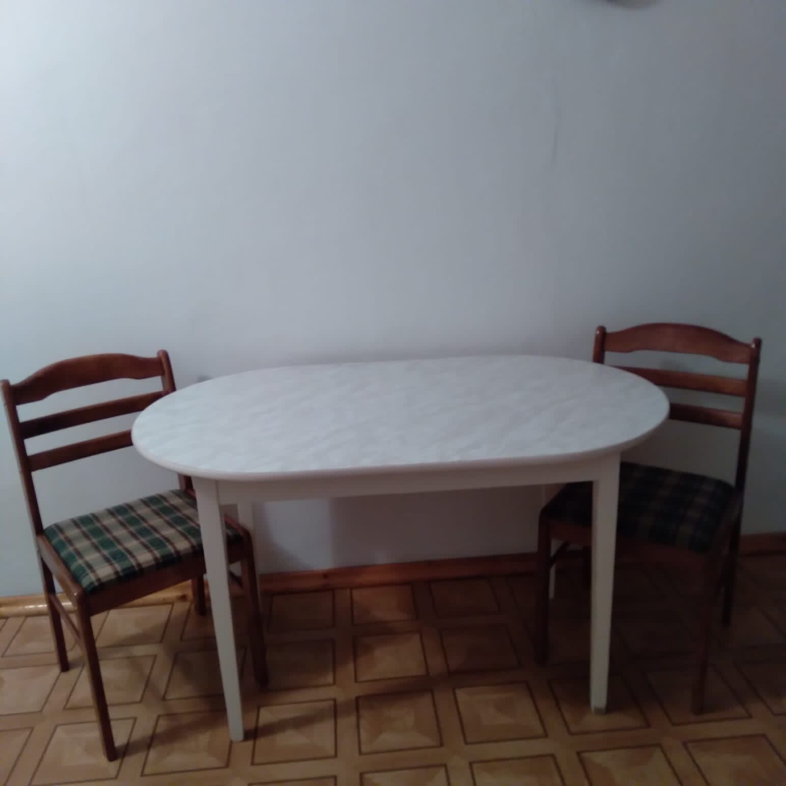 Стол кухонный и стулья