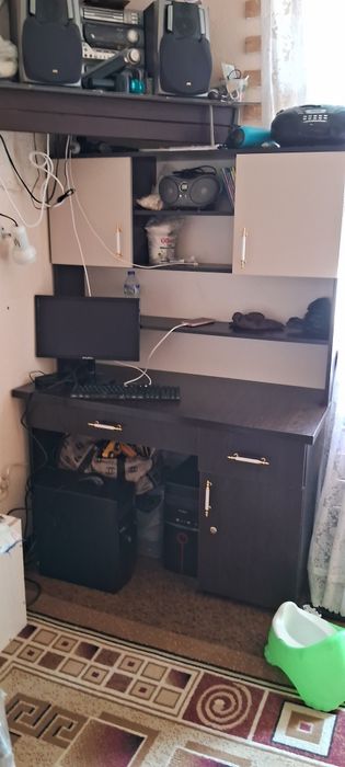 Продаеться письменой стол