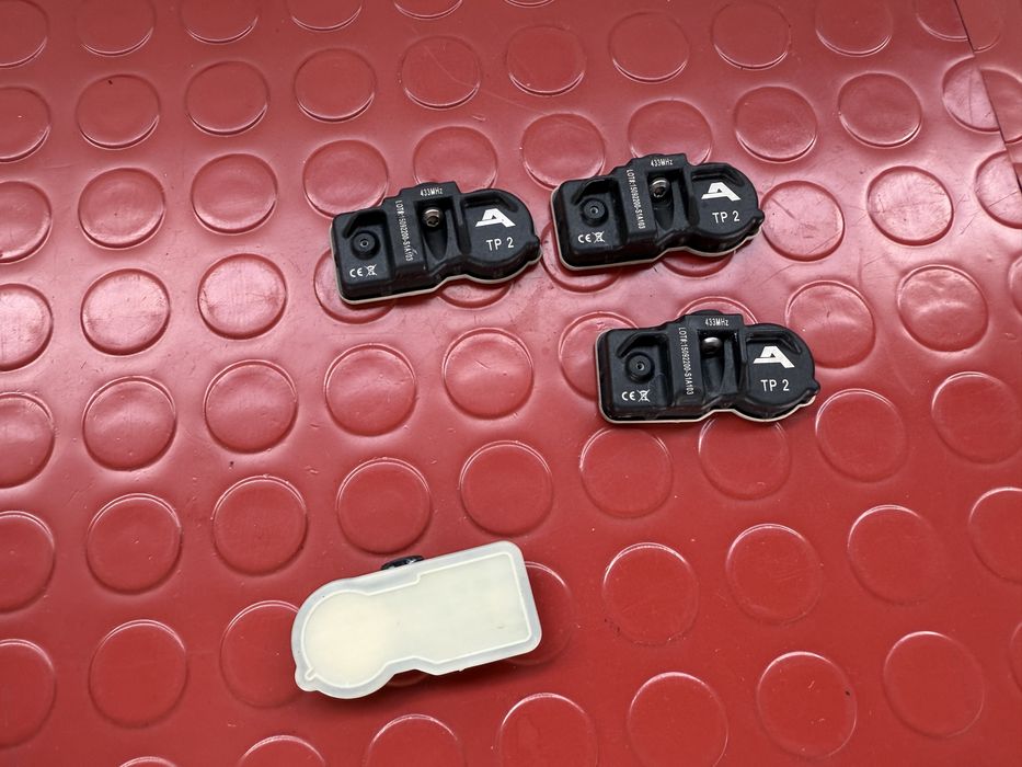 4бр. ПОЧТИ НОВИ Датчици За Налягане В Гумите -433MHz-