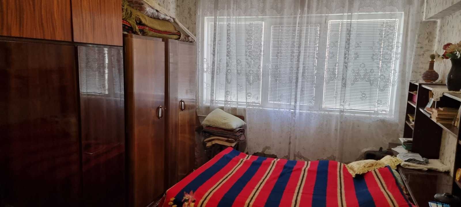1272-Продава се тристаен тухлен апартамент в кв. "Бели Лом"