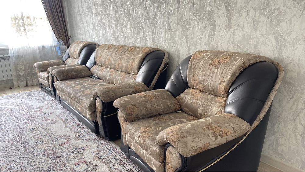 продаем диван с двумя креслами