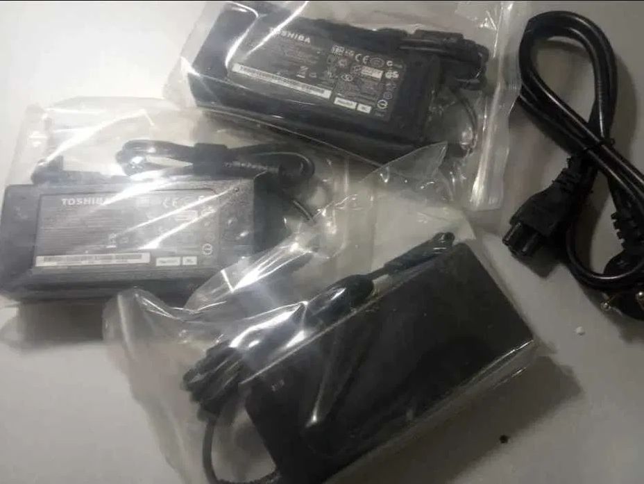. оригинал от TOSHIBA зарядка блок питания