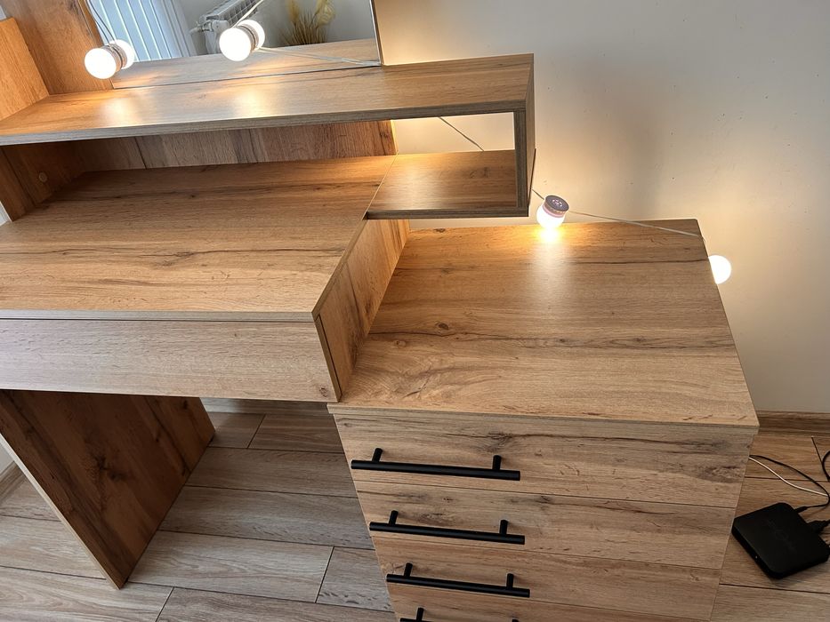 Тоалетка с лампички